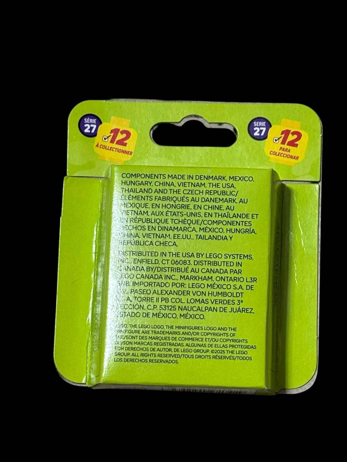 Product packaging for 12 assorted colors of crayons, featuring multilingual instructions.