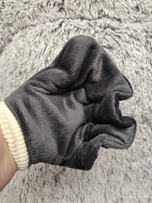 Cozy Black Oven Mitt with Soft Lining for Heat Protection.