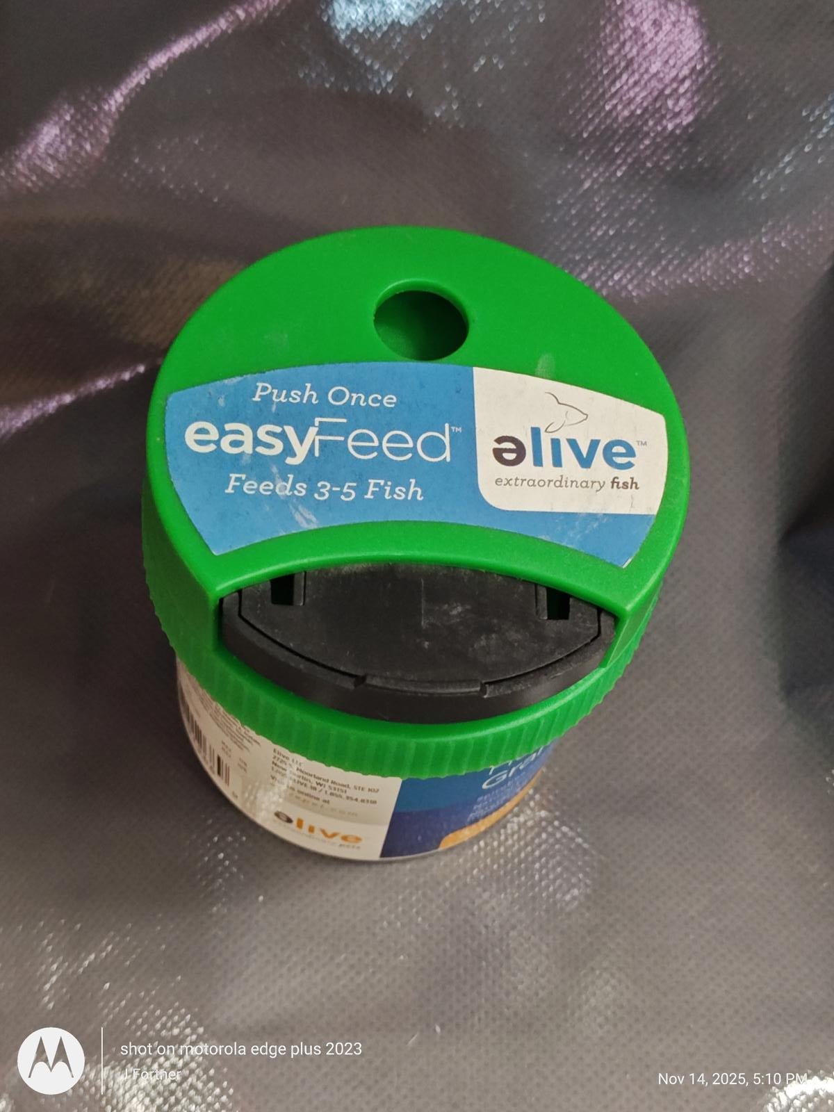 easyFeed fish food container with green lid, designed to feed 3-5 fish.