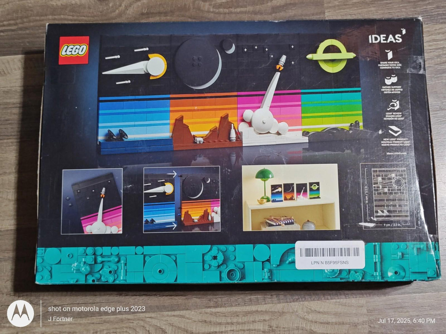 LEGO Ideas TALES OF THE SPACE AGE 21340 Moon Rocket Display New tiny Box Damage