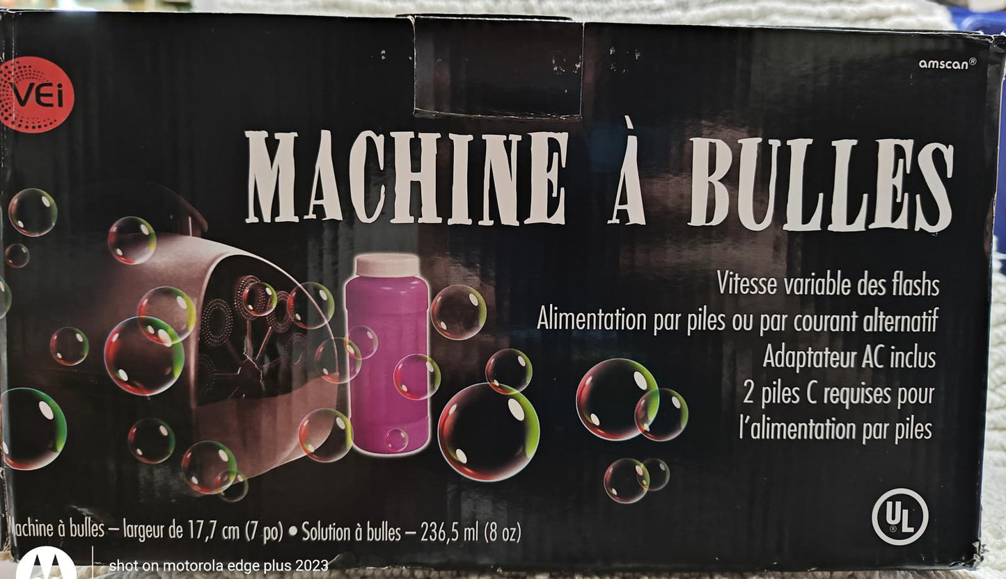 Machine à bulles with variable bubble output and included adapter for power supply.