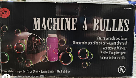 Machine à bulles with variable bubble output and included adapter for power supply.