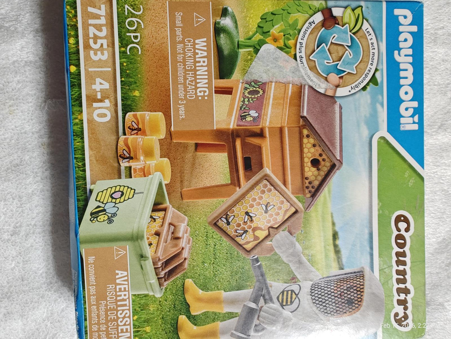 Playmobil Country beekeeping set with beekeeper figure, honeycomb, and accessories.