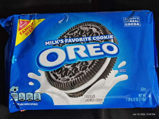 OREO cookies package featuring chocolate sandwich cookies with milk splash design.