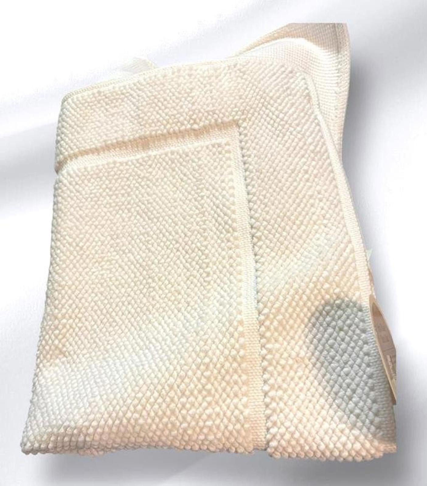Threshold Spa Bath Rug 21" by 34"  Bath Rug White