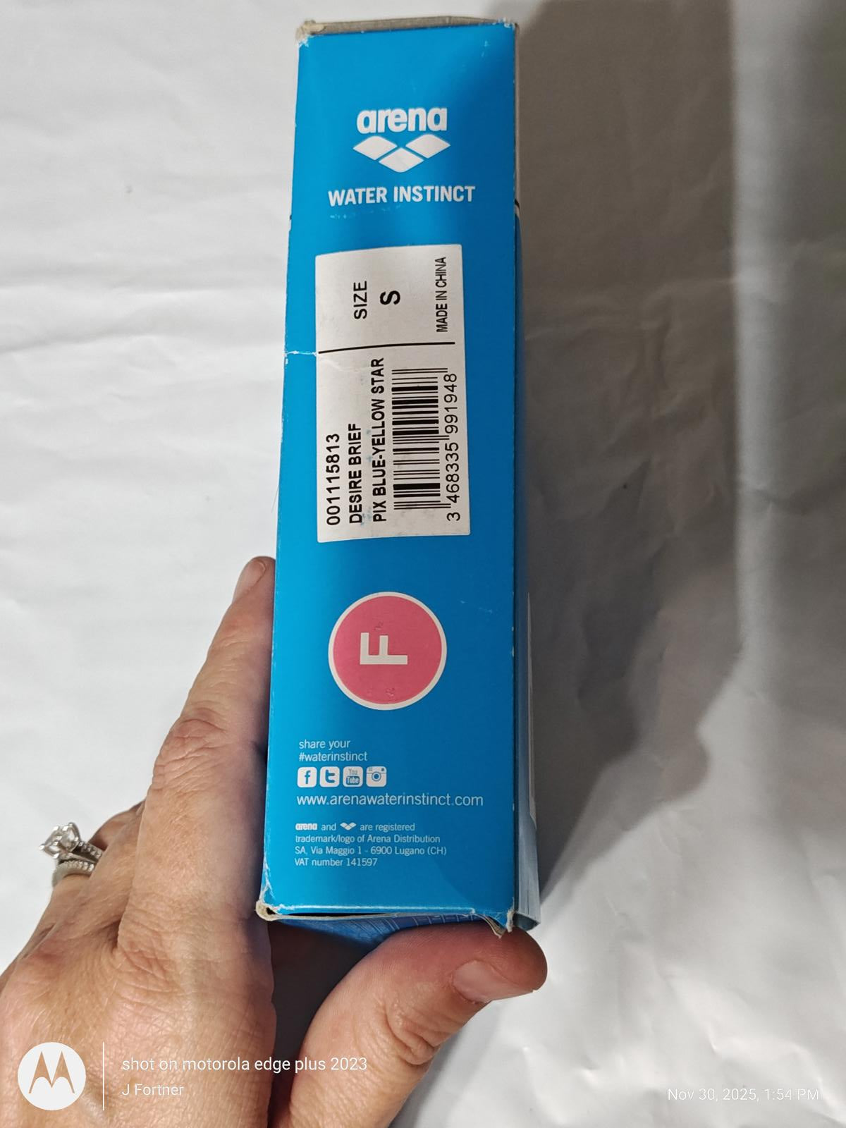 Arena Water Instinct swimwear box showing size S and blue packaging.