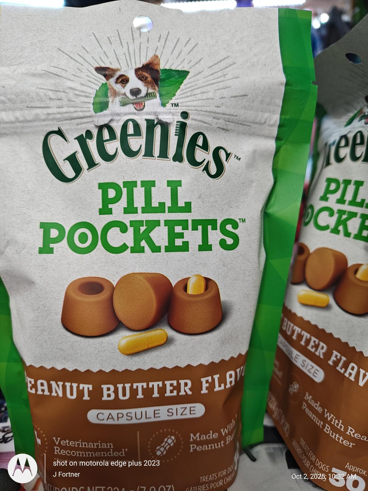 Greenies Pill Pockets peanut butter flavor for dogs, capsule size, featuring soft treats in a resealable bag.