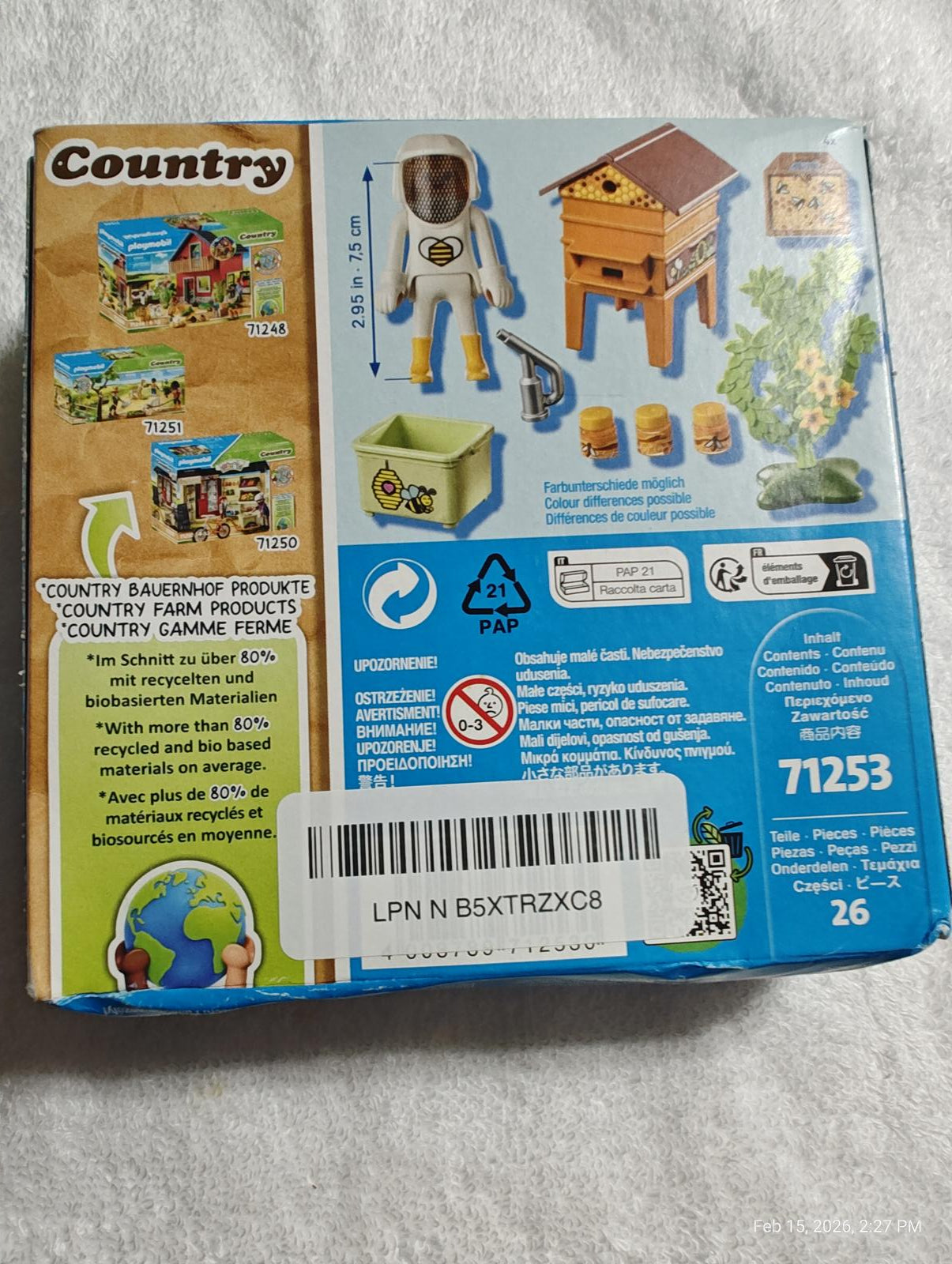 Country Farm Products playset featuring a beekeeper, beehive, and farm accessories.