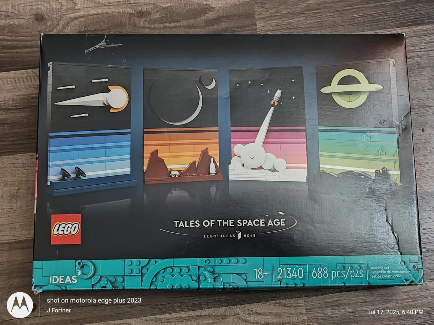 LEGO Ideas TALES OF THE SPACE AGE 21340 Moon Rocket Display New tiny Box Damage