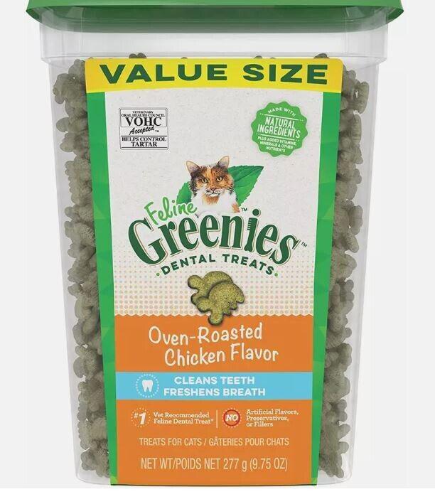 Feline Greenies dental treats in oven-roasted chicken flavor, promoting clean teeth and fresh breath.