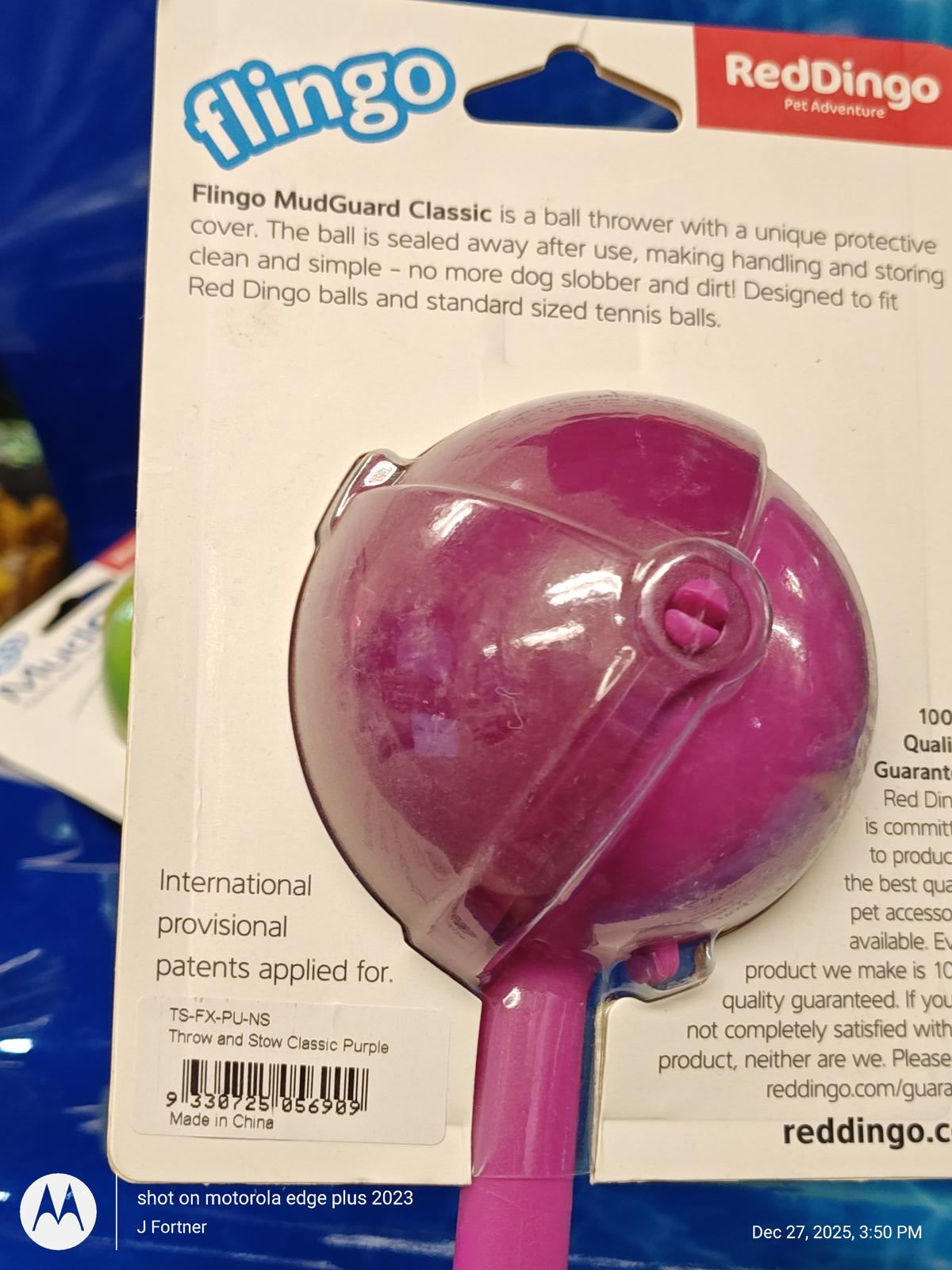 Flingo MudGuard Classic ball thrower with protective cover for easy handling and cleaning.