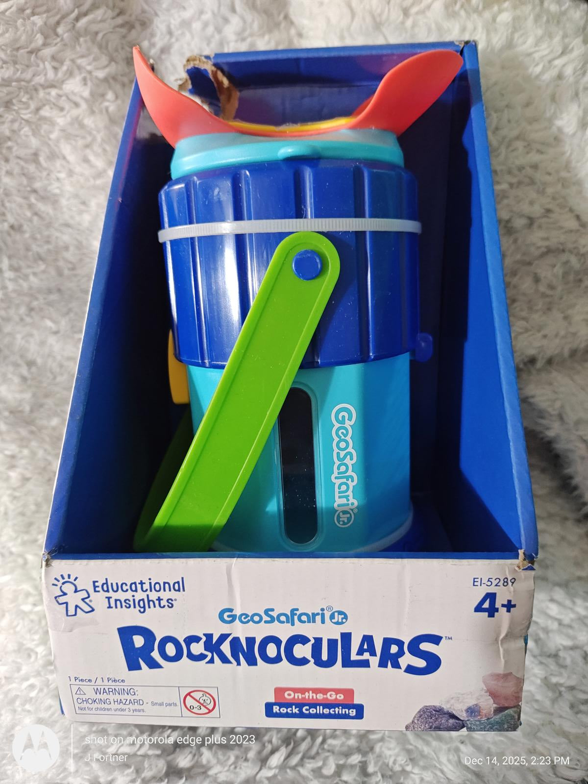 GeoSafari Rocknoculars in blue and green packaging, designed for outdoor rock collecting.