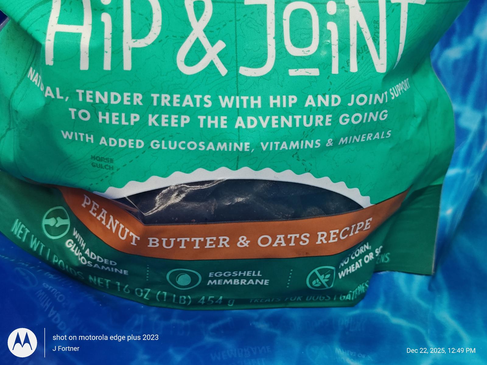 Hip & Joint peanut butter and oats recipe treats for dogs, enriched with glucosamine and vitamins.