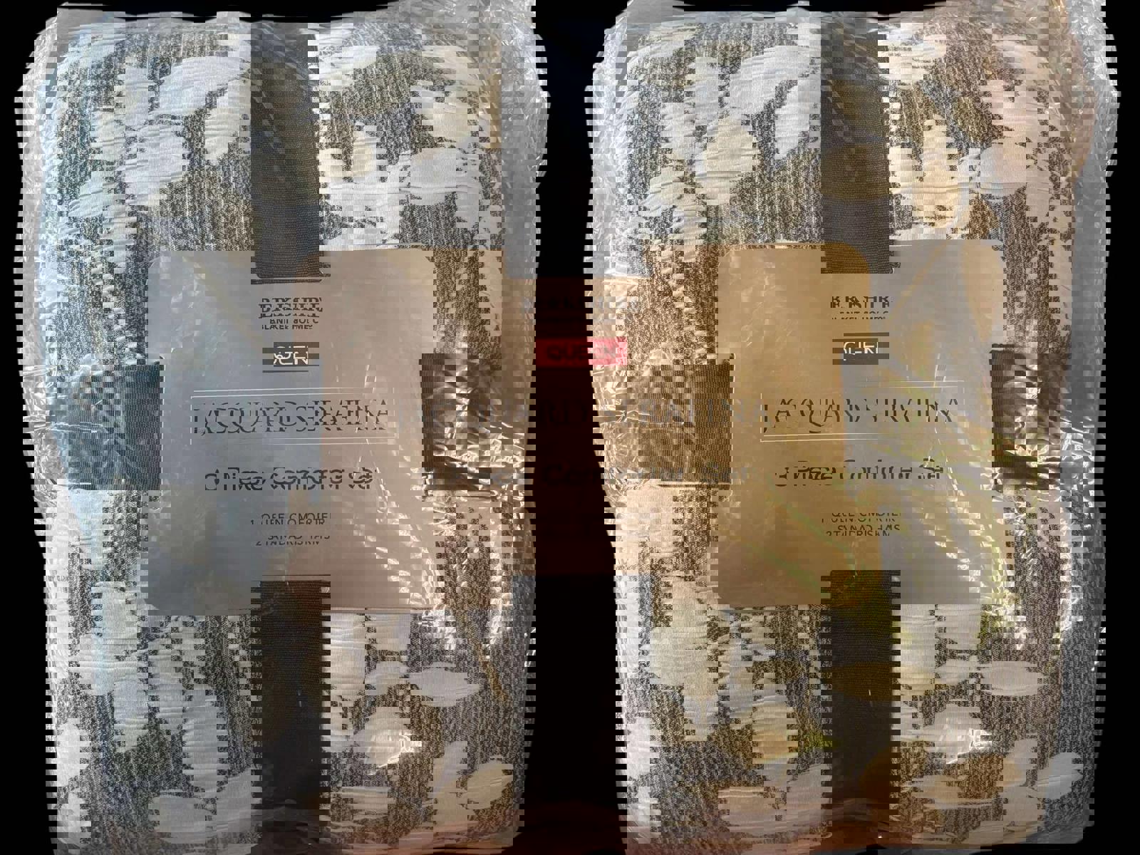 Jacquard Serafina queen 3-piece comforter set featuring a floral design in gray and white.