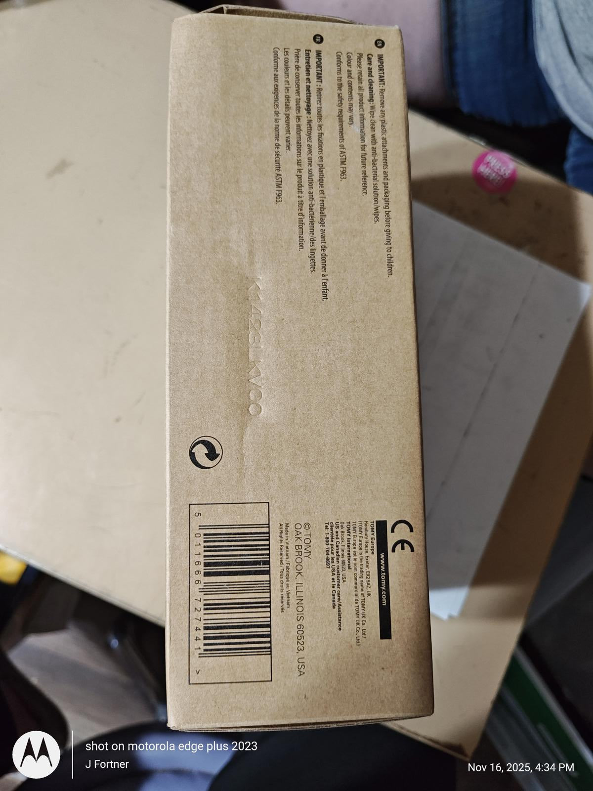 Motorola Edge Plus 2023 box showing product details and barcode.