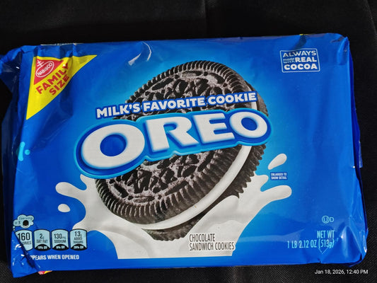 Oreo cookies package featuring Milk's Favorite Cookie in family size with chocolate sandwich cookies.