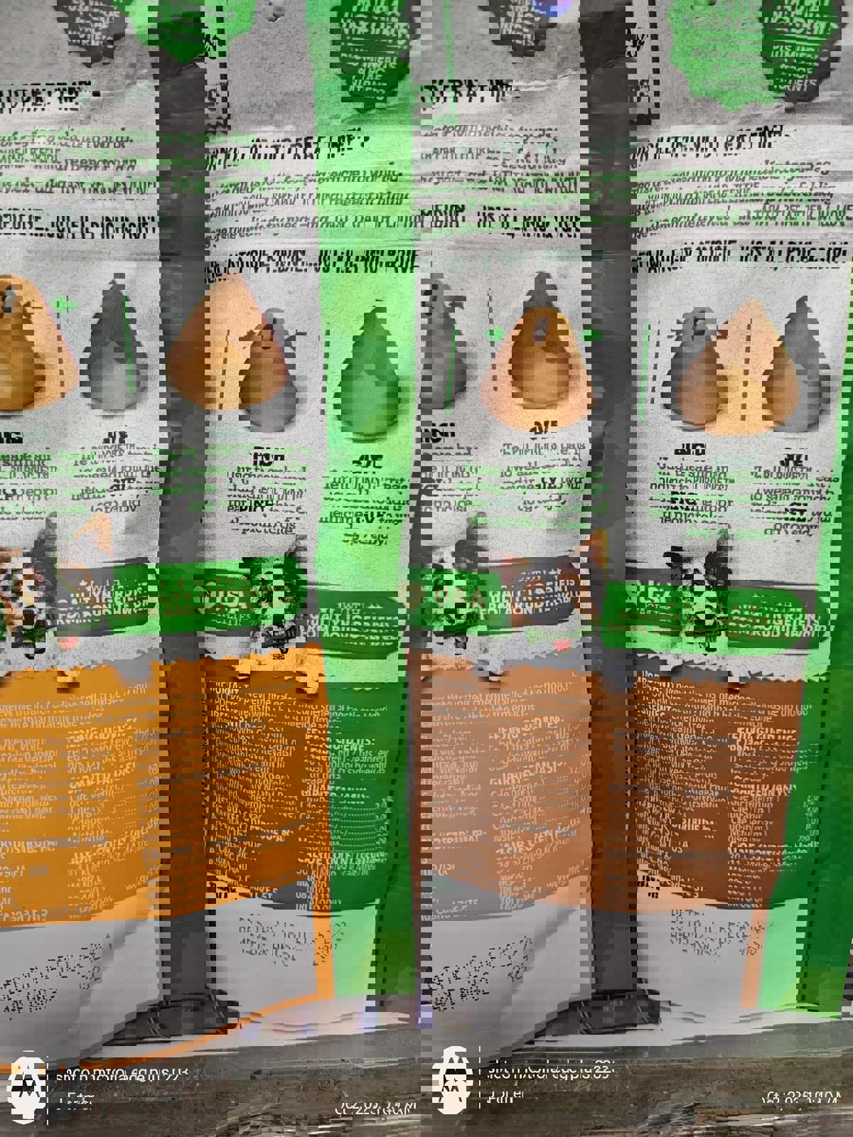 Paw Treats for Dogs featuring peanut butter and chicken flavors, designed for training and rewarding pets.