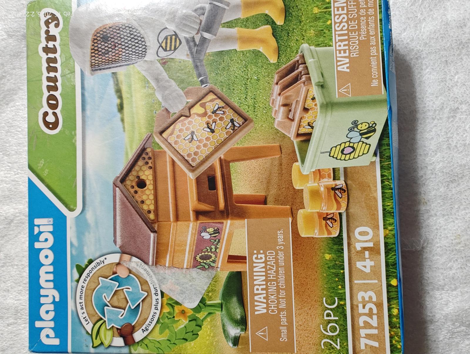 Playmobil Country beekeeping set with beekeeper figure, honeycomb, and accessories.