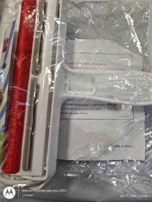 Red roller for cleaning with ergonomic handle and packaging details.