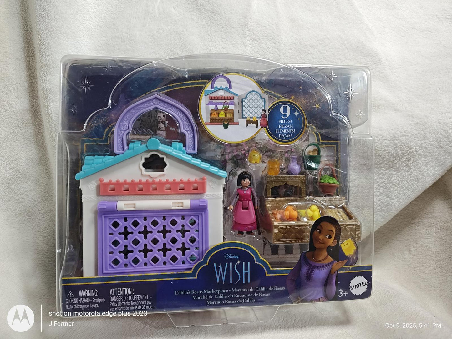 Wish toy set featuring a colorful market stall, character figures, and accessories for imaginative play.